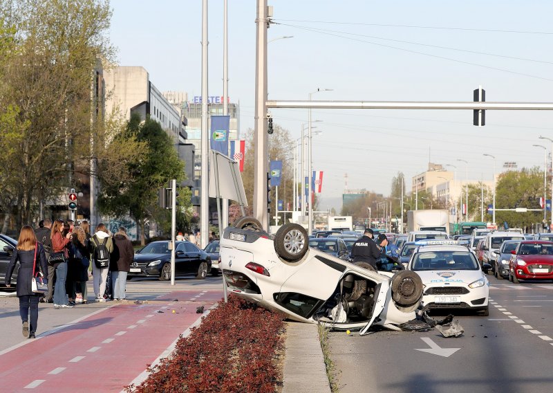 [VIDEO/FOTO] Prometna nesreća u Vukovarskoj u Zagrebu, automobil završio na krovu, dvoje ozlijeđenih