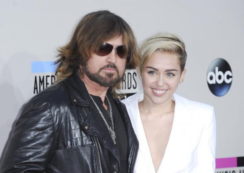 Suluda ideja oca Miley Cyrus!