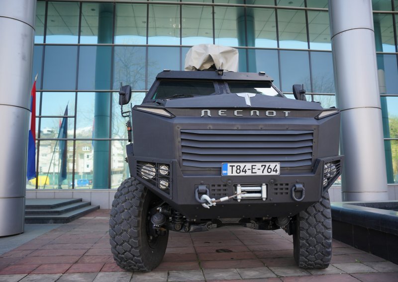 Pred sjedištem vlade Republike Srpske u Banjoj Luci oklopna vozila, policija tvrdi da je Dodik ugrožen