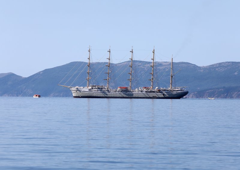 Debeljakov ponos, najveći jedrenjak na svijetu, blokiran u Splitu zbog neplaćenih računa za uniforme mornara