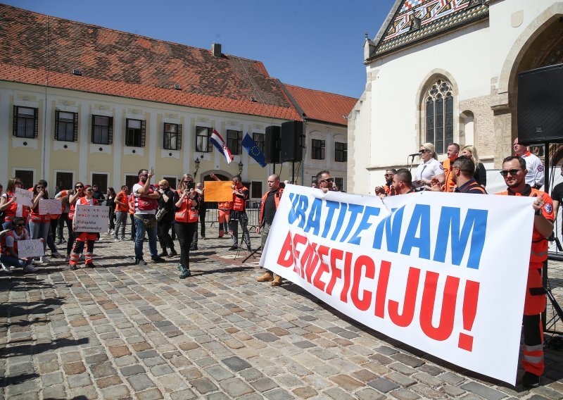 [FOTO/VIDEO] Djelatnici Hitne prosvjedovali na Markovu trgu: 'I nama treba lijek - skraćeni radni vijek'