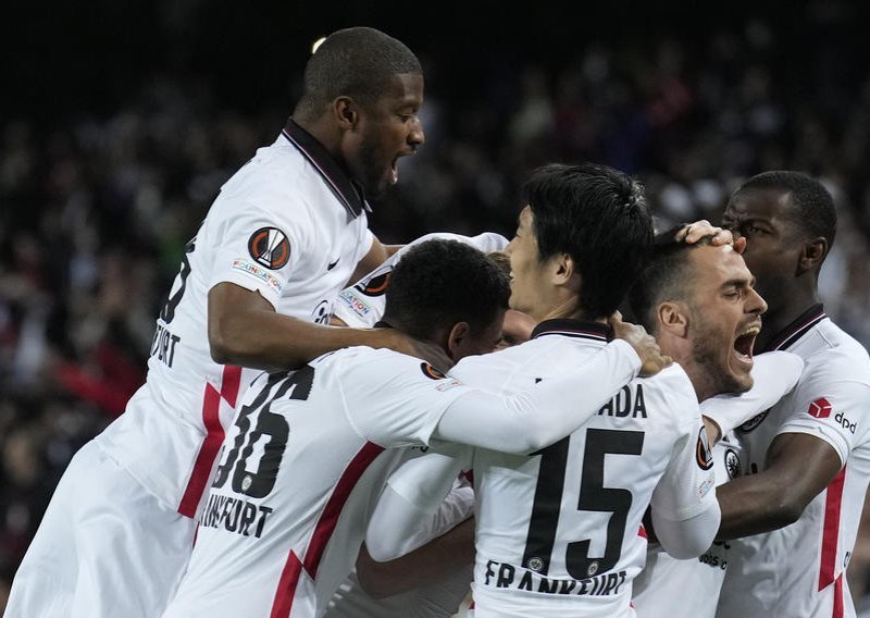 [FOTO] Senzacionalni Eintracht na Camp Nou nokautirao Barcelonu pred 25000 svojih navijača, polufinale izborio i West Ham