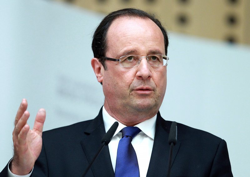 Hollande pozvao Francuze da u drugom krugu glasaju za Macrona