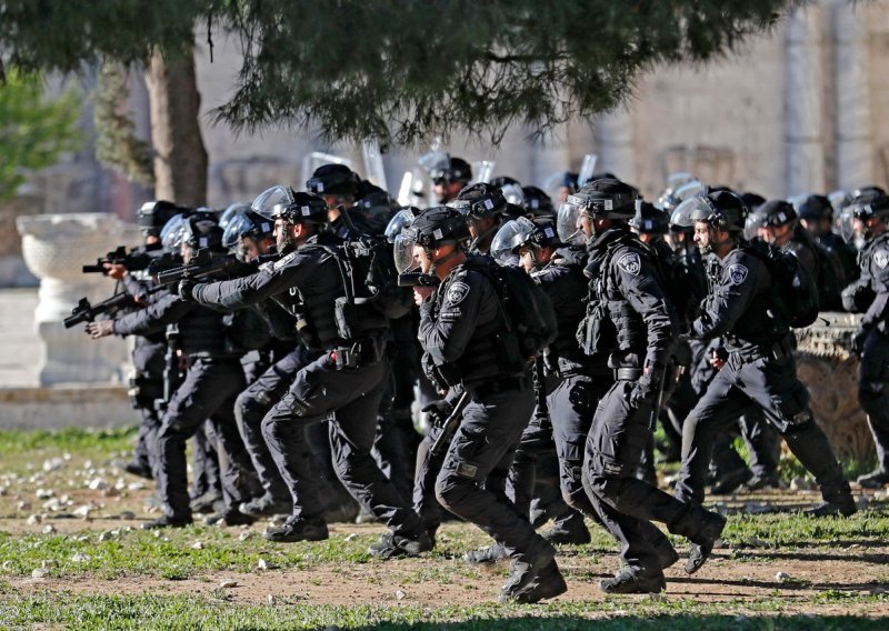 [FOTO/VIDEO] Najmanje 90 ozlijeđenih u žestokim sukobima u Jeruzalemu: Palestinci gađali Zapadni zid kamenjem, izraelska policija upala u džamiju Al-Aksa