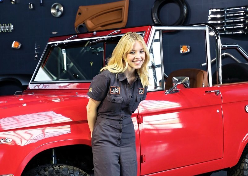 Apsolutno sve na automobilu popravila je i restaurirala sama: Zvijezda serije 'Euforija' pohvalila se svojim Fordom iz 1969.
