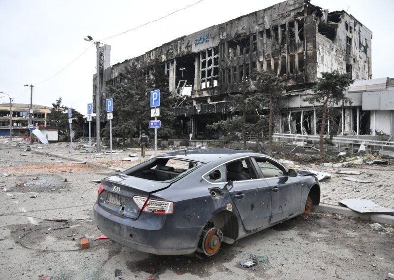 Mariupolj još nije pao; grad u kojem porazbacana tijela stoje na ulicama među spaljenim zgradama