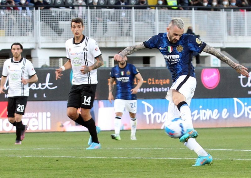 Velemajstorskim udarcem pod prečku Brozović zabio za vodstvo, a Perišić asistirao za pobjedu koja je Inter gurnula na vrh tablice