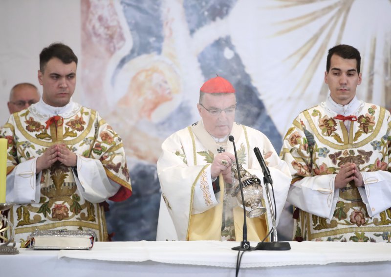 [FOTO] Bozanić u uskrsnoj propovijedi: Naše nedavno iskustvo rata, stradanja i prognanstva pojačava otvorenost za velikodušnost