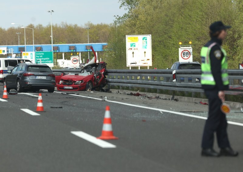 [FOTO] Stravičan sudar na autocesti kod Demerja; jedna osoba poginula, dvije ozlijeđene