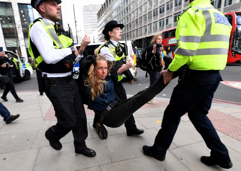 Policija u Londonu na prosvjedima za zaštitu okoliša uhitila 70 osoba