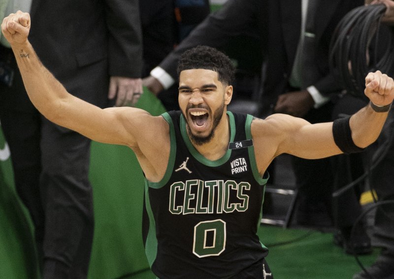 Jayson Tatum košem u zadnjoj sekundi donio prednost Bostonu; pobjedama u doigravanje ušli i košarkaši Phoenixa i Milwaukeea