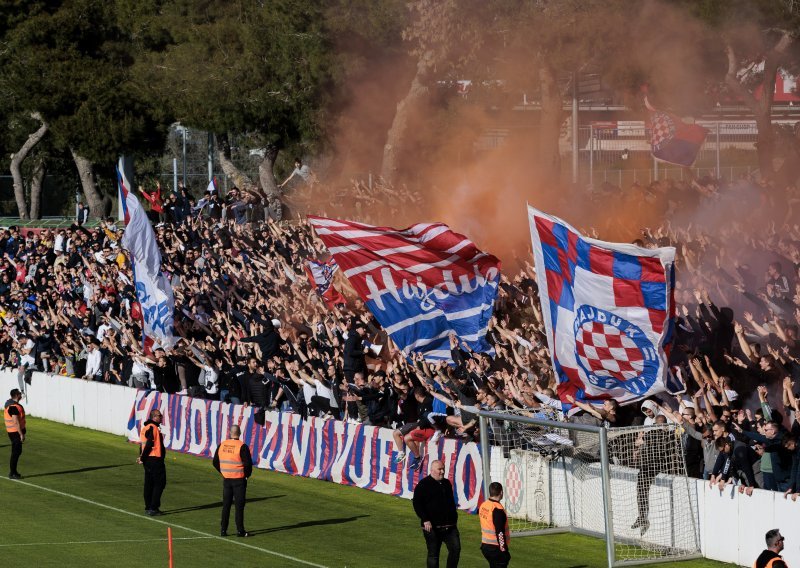 [VIDEO/FOTO] Pogledajte fantastičnu atmosferu na treningu Hajduka; tisuće navijača došlo je podržati 'bile' uoči derbija s Dinamom