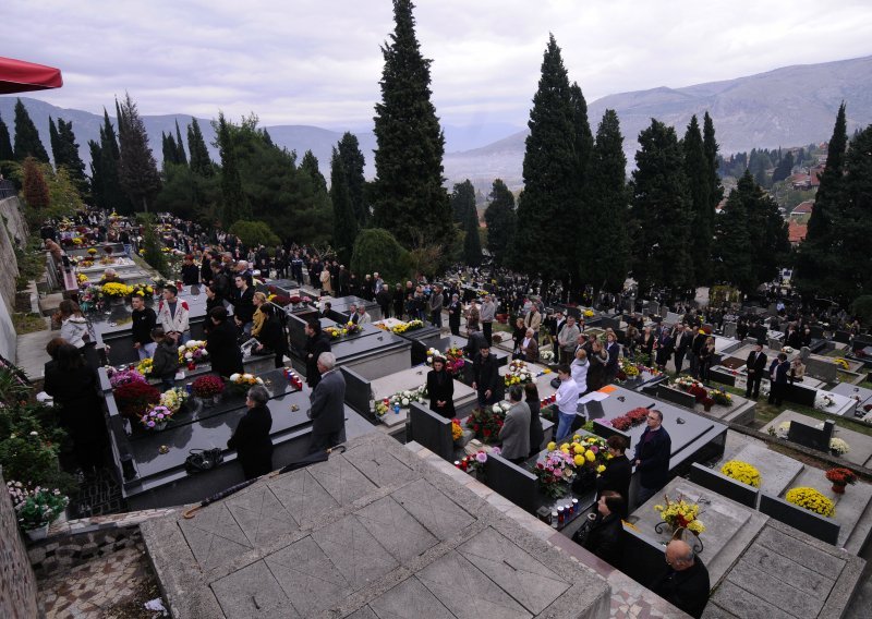 Opljačkana dva groblja u Mostaru, oskvrnuto je više od 80 grobnica