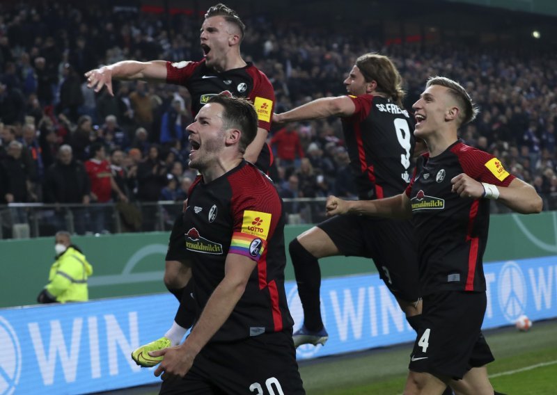Freiburgova sezona za pamćenje; osim što su u prvenstvu na bod od mjesta u Ligi prvaka, osigurali su i prvi nastup u finalu Kupa
