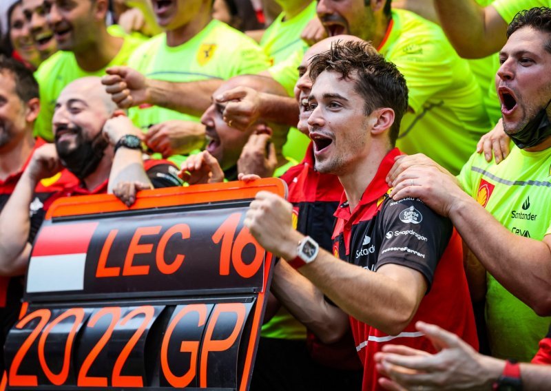 Vozača Ferrarija Charlesa Leclerca zamolili za grupnu fotku pa mu 'obožavatelj' maznuo sat vrijedan 300 tisuća eura