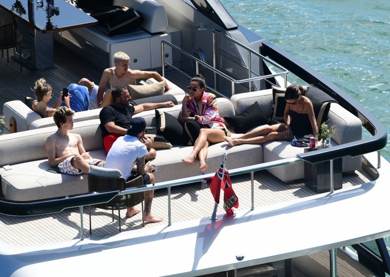 David i Victoria Beckham produljili odmor na Floridi: Evo kako uživaju s ostatkom obitelji na svojoj luksuznoj jahti