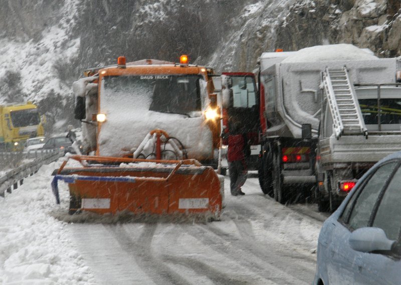 Poledica na kolnicima, u Lici snijeg