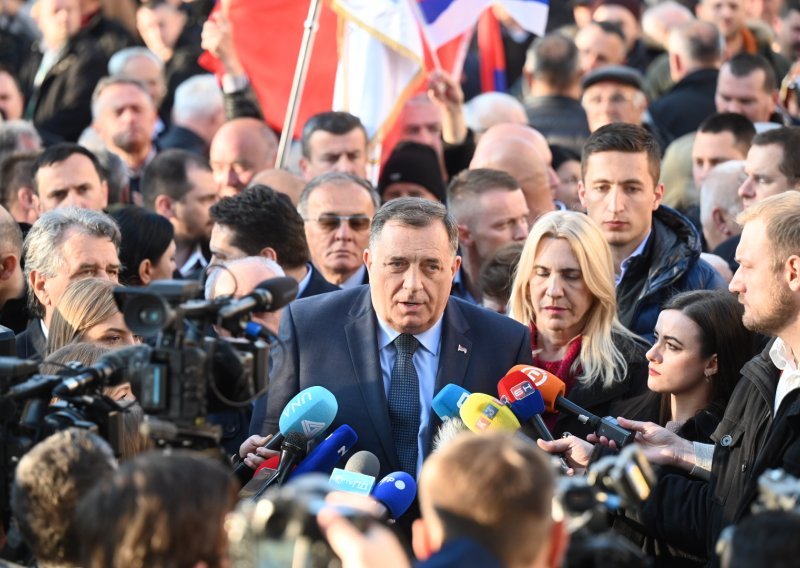 [FOTO/VIDEO] Tisuće na skupu potpore Dodiku u Banjoj Luci, upućene prijetnje smrću visokom predstavniku Schmidtu