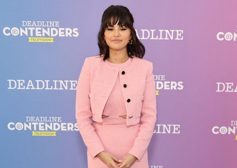 Zablistala u Mangovom kompletu: Selena Gomez podsjetila na kultno izdanje Jackie Kennedy