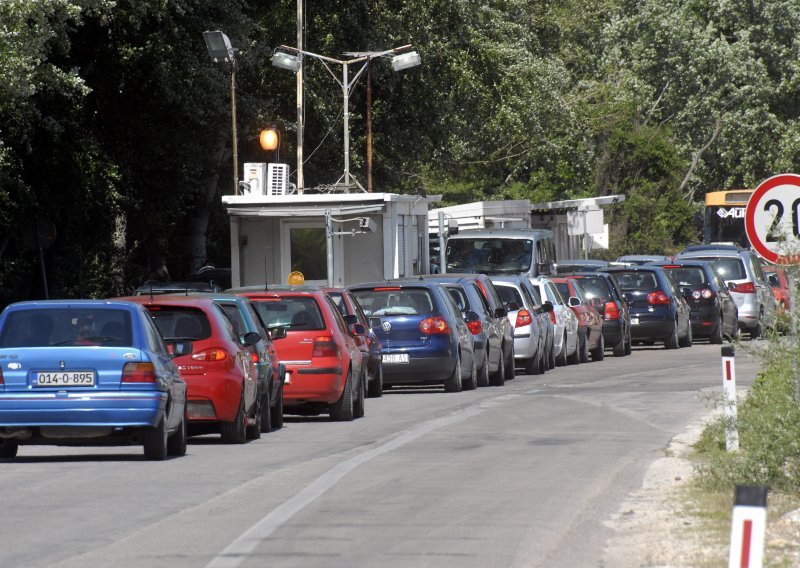 Zbog štrajka graničnih policajaca kilometarske kolone