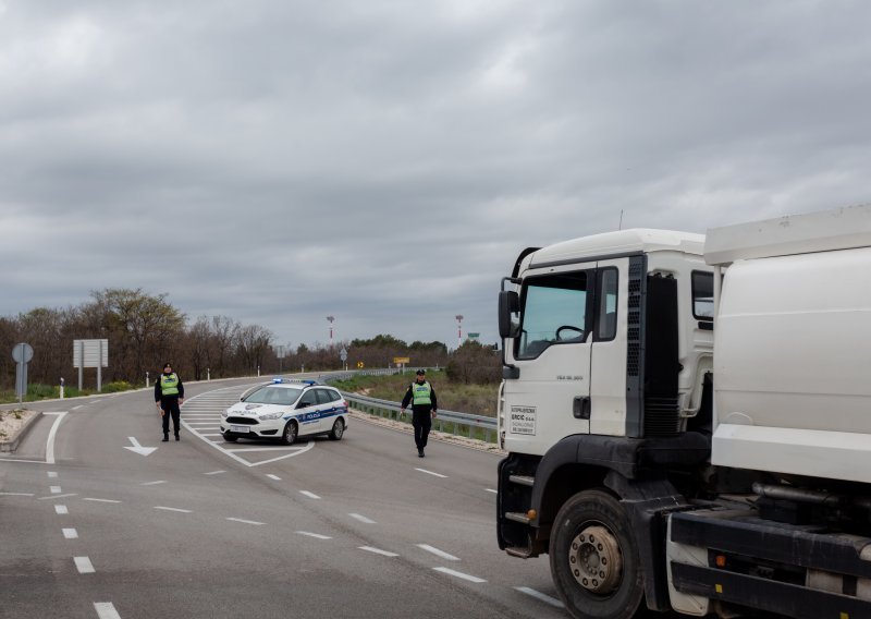 Teška prometna nesreća kod Zadra: Poginule tri žene, podletjele pod kamion
