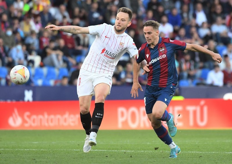 [FOTO] Ivan Rakitić asistirao u važnoj pobjedi Seville; Corona je zabio dva gola za povratak na drugo mjesto prvenstvene ljestvice