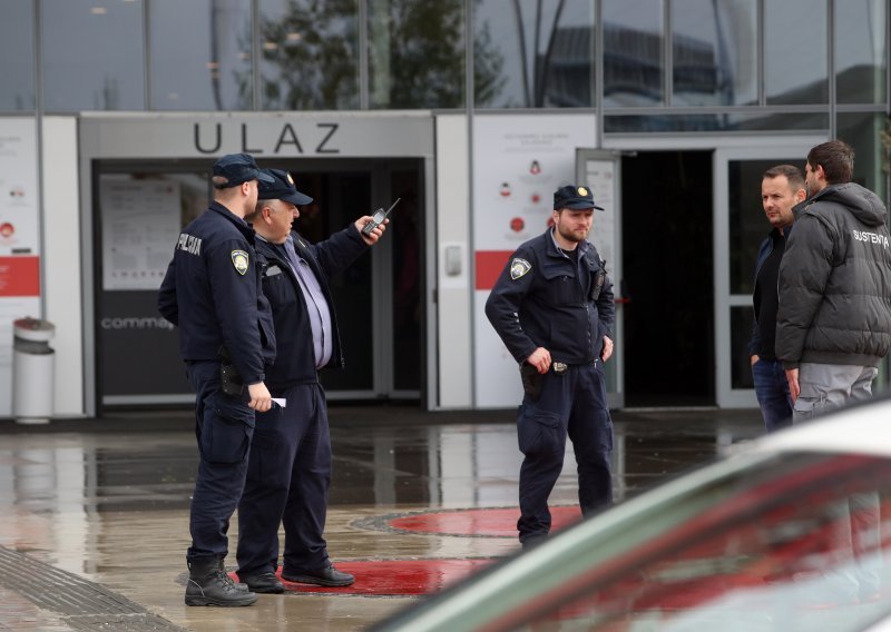 [FOTO/VIDEO] Zbog dojave o bombi evakuiran Arena centar, na teren stigao i gradonačelnik Tomašević