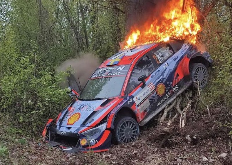 [VIDEO/FOTO] Dramatične snimke: Oliver Solberg izletio je sa staze, zabio se u drvo, a onda se njegov automobil zapalio