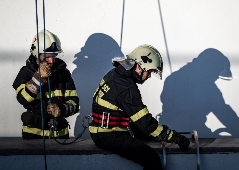 Vatrogasci u Metkoviću saniraju dimnjake i puknuta stakla nakon potresa u BiH