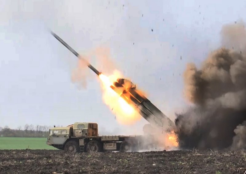 Ukrajinski vojni konvoji meta novih ruskih zračnih napada