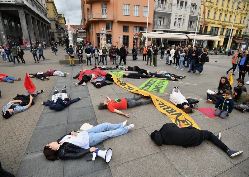 [FOTO/VIDEO] 'Klimatski marš' u centru metropole: Marširali od HNK pa onda polijegali na glavnom zagrebačkom trgu