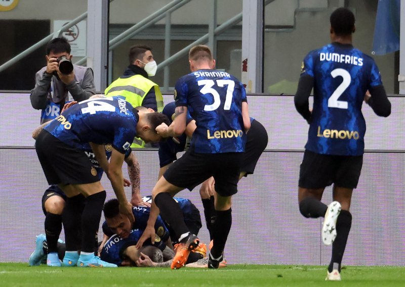 [FOTO] Inter u derbiju nadigrao Romu; Marcelo Brozović majstorski zabio i pokazao da je zasluženo dobio novi milijunski ugovor