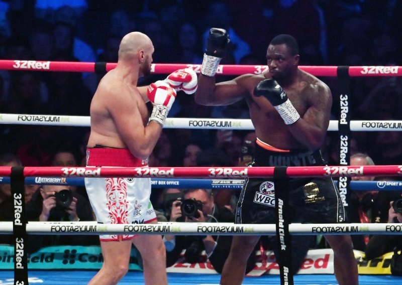 [FOTO] Britanski boksač Tyson Fury ostao je neporaženi kralj teške kategorije; u šestoj rundi sjevnuo je nokaut i sve je bilo gotovo