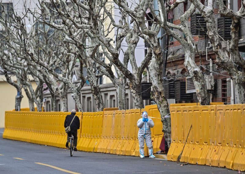 [FOTO] Čeka li ovo i nas? Kina gubi bitku s koronavirusom, u Šangaju ograđene zgrade sa zaraženima, najavljena 'teška karantena'