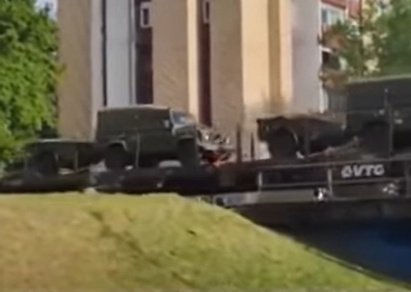 [VIDEO] Veliki vojni konvoj prošao kroz Osijek: Vlak prevozio brojne džipove i tehniku