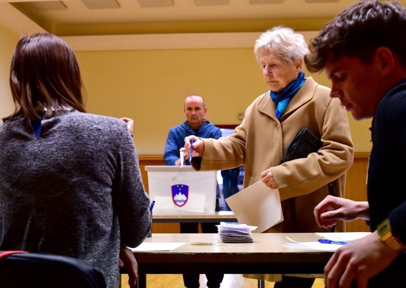 Do 16 sati glasala skoro polovica registriranih birača u Sloveniji