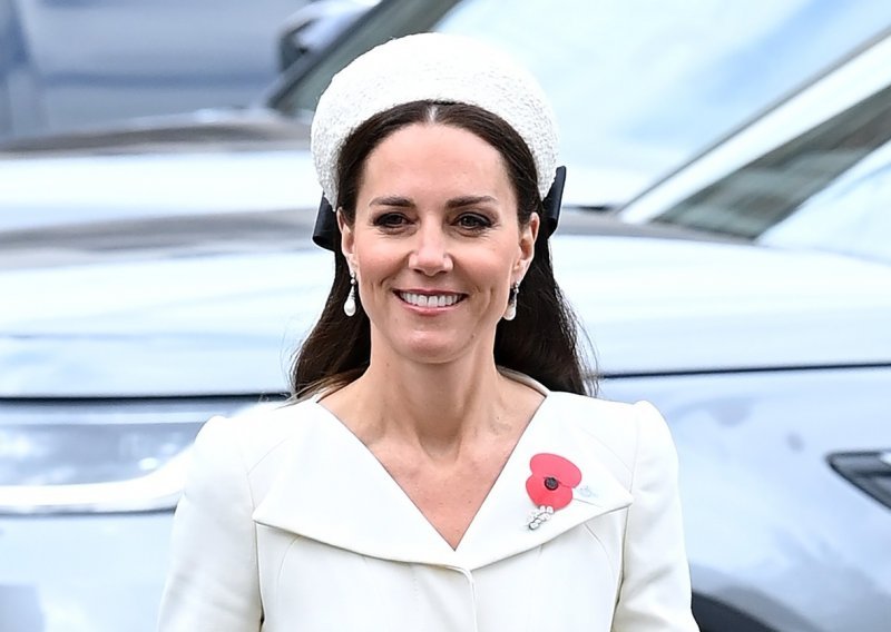 Nitko nije očekivao dolazak Kate Middleton, a onda se pojavila i oduševila recikliranom i tako poznatom haljinom