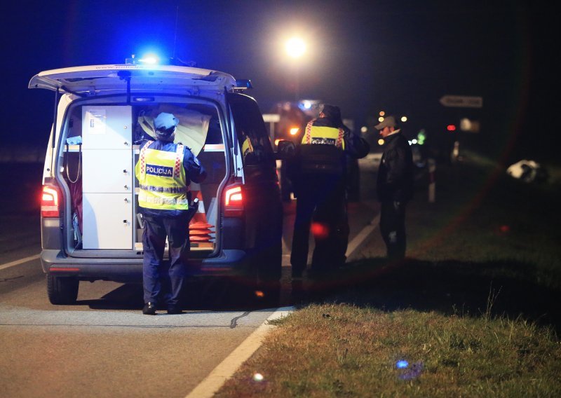 Tri osobe smrtno stradale u prometnoj nesreći