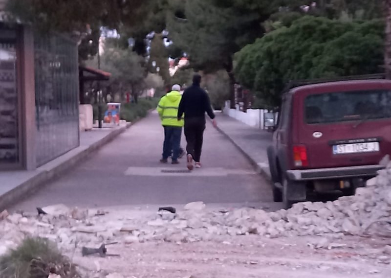 [VIDEO] Eskalirala situacija u Supetru; srušen zid na ulazu u resort