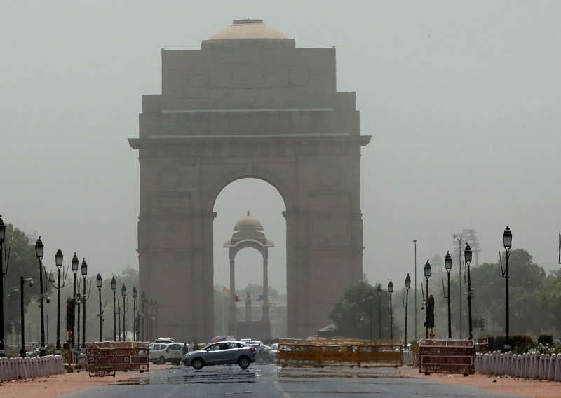 Temperature u Indiji se penju iznad 46 stupnjeva, u Delhiju se zapalilo odlagalište otpada