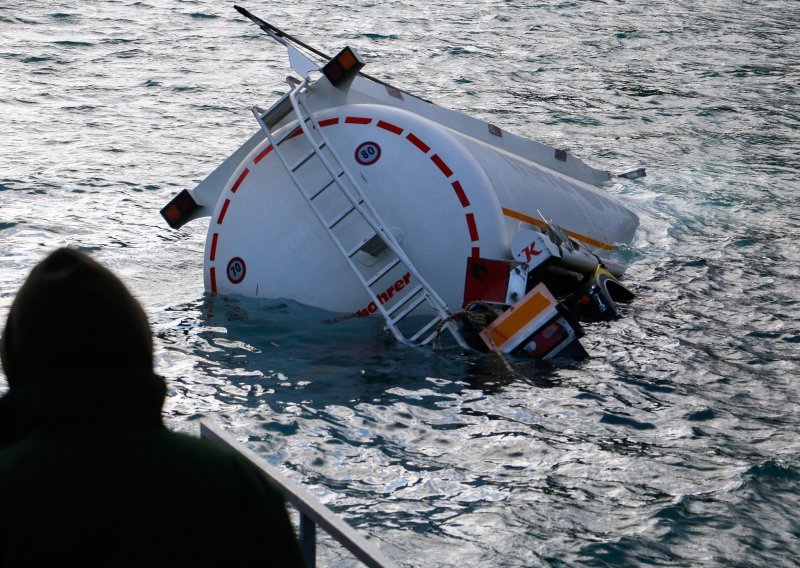 Pronađeno tijelo vozača koji je nakon sudara s cistrenom sletio u Neretvu