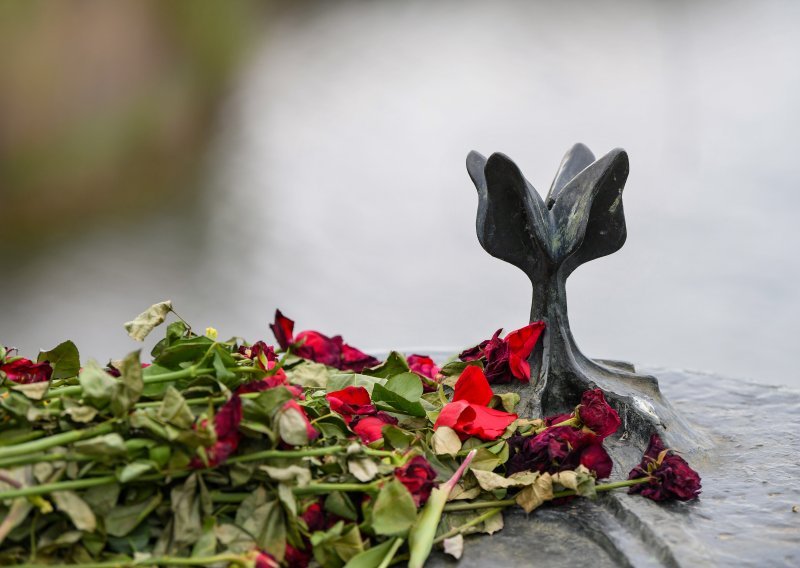 Spomen na žrtve logora smrti kod spomenika Cvijet u Jasenovcu