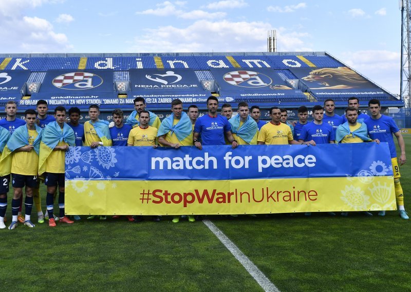 [FOTO] U Maksimiru pružili utjehu Ukrajincima; dva Dinama odigrala prijateljsku utakmicu s humanitarnim ciljem