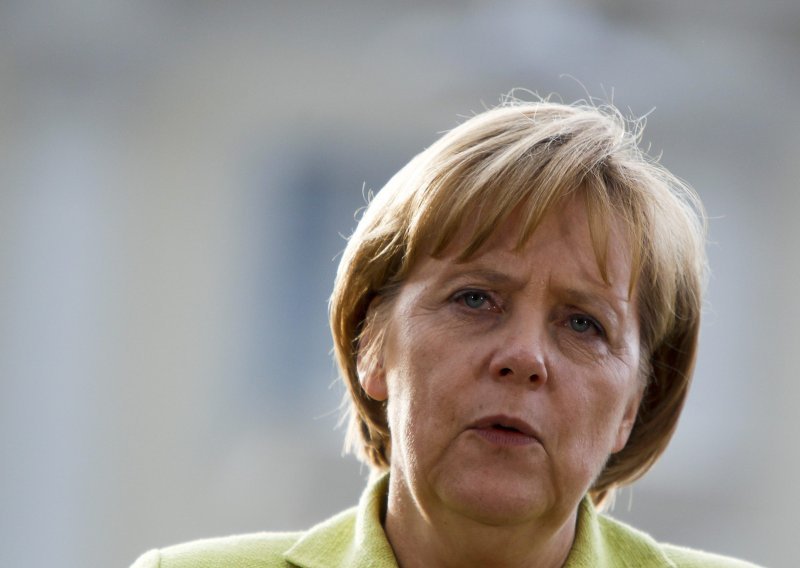 Merkel iz Prištine upozorava Srbiju