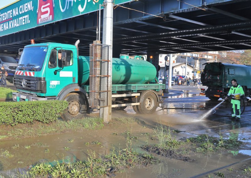 [VIDEO/FOTO] Pukla cijev na Aveniji Marina Držića; teškoće u prometu trajale satima, a tramvaji vozili izmijenjenim trasama