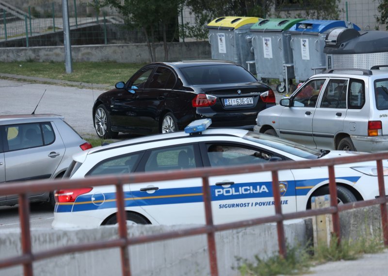 U Kninu uhićen muškarac nakon što je poznaniku demolirao automobil, grafitima oštetio fasadu kuće pa mu na kraju prijetio porukama