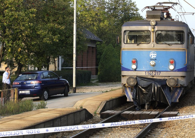 Pješak poginuo pod vlakom, vozač teško ranjen