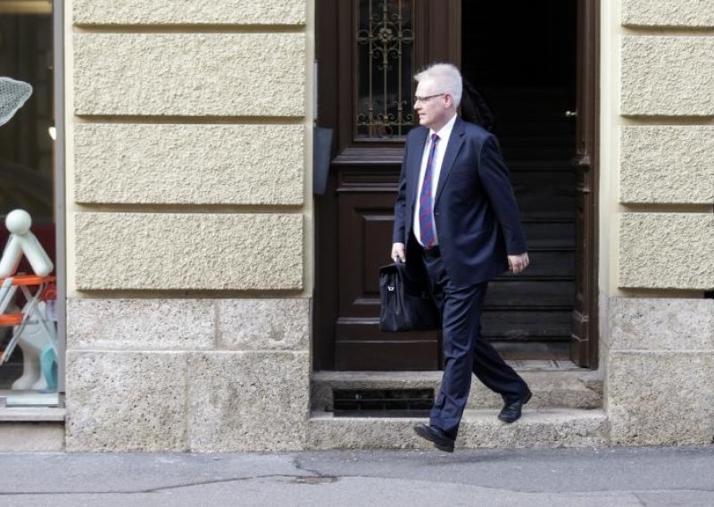 Josipović se predomislio, želi predsjedničku plaću još pola godine