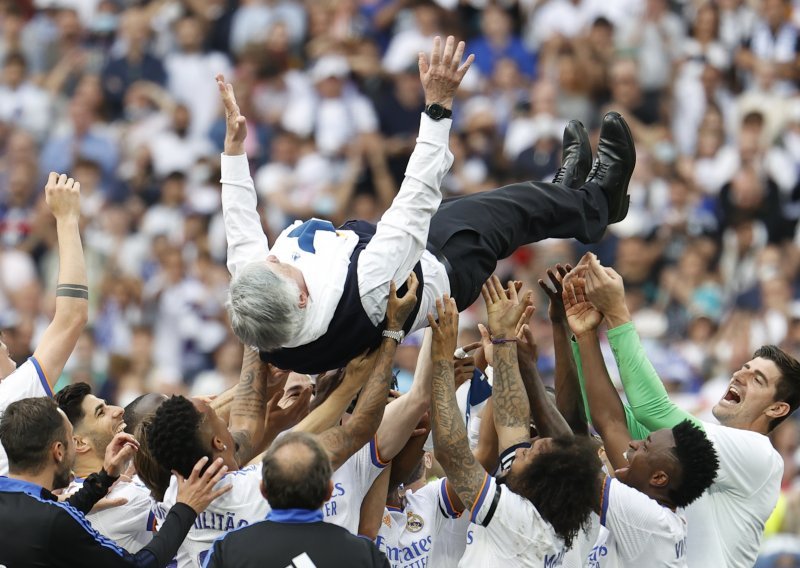 Carlo Ancelotti završio je na rukama igrača madridskog Reala, a u nogometnom svijetu nema mu ravnog
