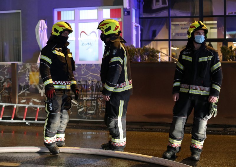 Drama u Zagrebu: Vatrogasci izvukli dvije osobe iz kuće kojoj je planuo krov